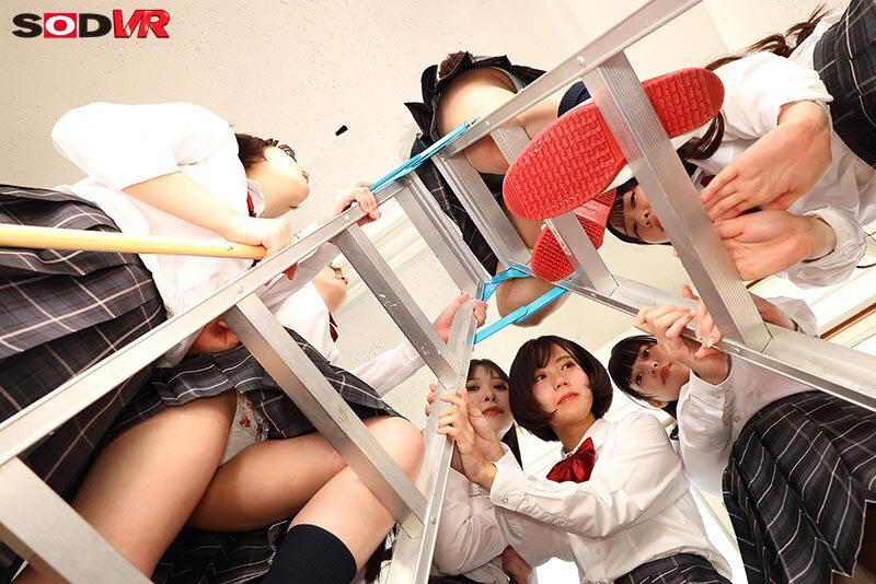 【VR】【8K】シン・学校掃除の時間 教室・廊下 雑巾がけパンチラVR 4