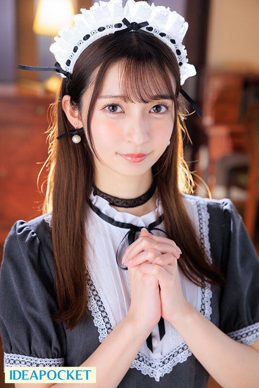 グレーのフリルメイドコス姿で手を組み微笑むさくらわかなのポートレートカット