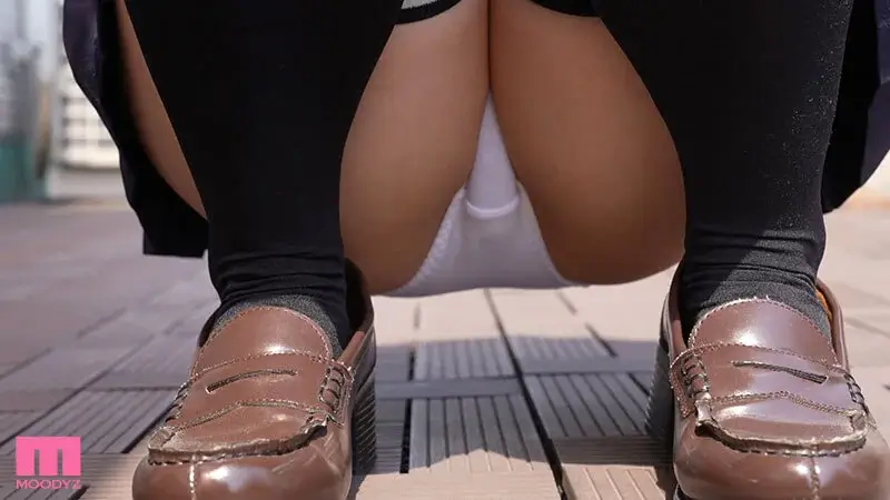 制服を着た女子高生がしゃがみ込んでパンチラ