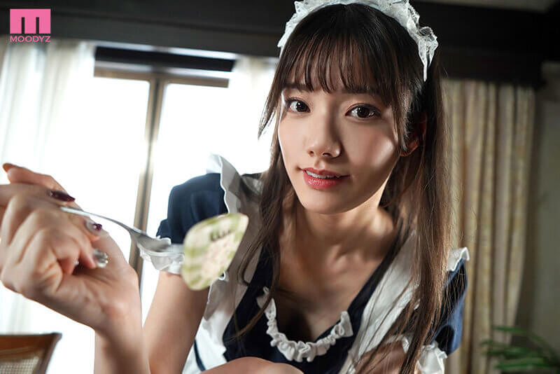 黒ストッキング痴女メイドがカメラ目線み見つめる画像　宮下玲奈